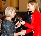 La vicerectora Isabel Vázquez rep el premi de mans de la reina Leticia.